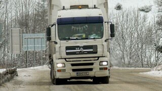 kamión kamionista sneh ilu (SITA/Dušan Hein) 